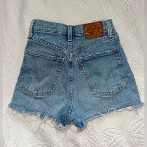 High rise Levi’s ribcage denim shorts, size 25